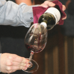 homme versant du vin dans un verre