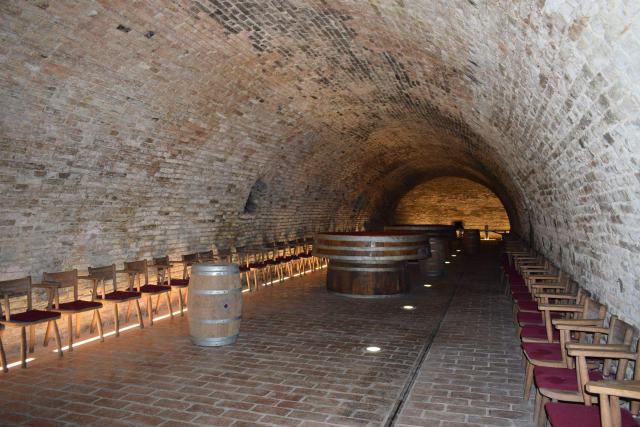 Comment l’argus des vins évalue-t-il la qualité d’un vin? deux verres de vins rouges devant un feu de cheminée