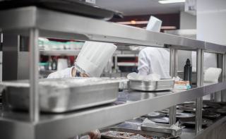 Le lave-verre : l’indispensable des métiers de la restauration