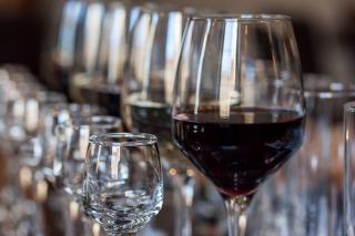 Distinguer un vin nouveau d'un vin à faire vieillir avant de l'acheter